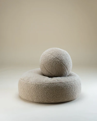 Okrągła pufa dla dziecka Wigiwama Biscuit to miękkie i wygodne miejsce do odpoczynku oraz zabawy | Millushop