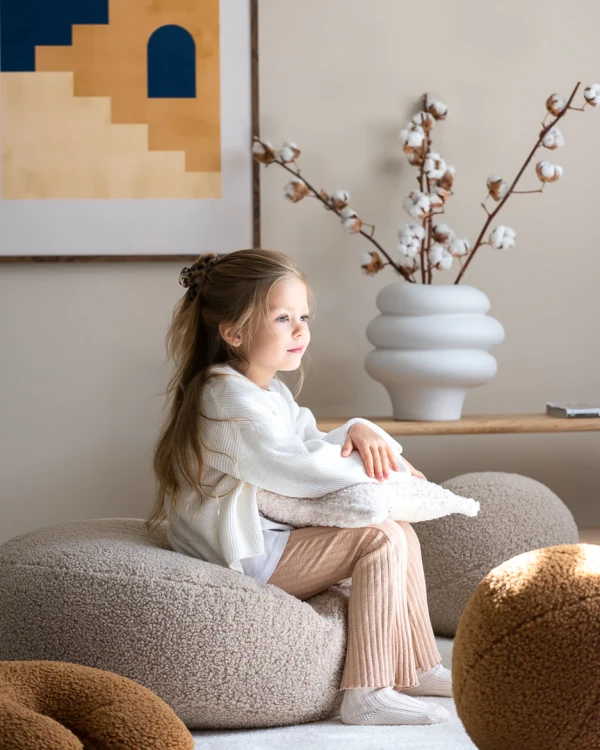 Miękka pufa teddy dla dziecka idealnie sprawdzi się jako siedzisko lub podnóżek | Millushop