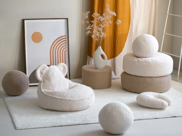 Miękka pufa teddy dla dziecka idealnie sprawdzi się jako siedzisko lub podnóżek | Millushop