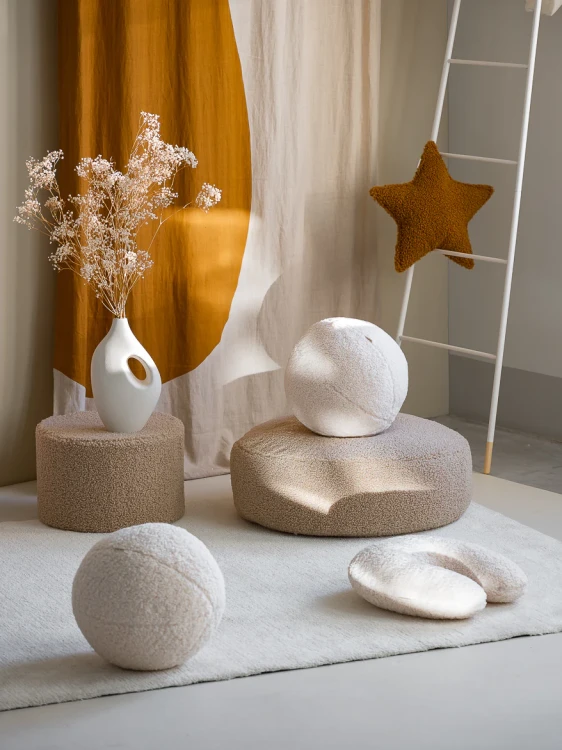 Miękka pufa teddy dla dziecka idealnie sprawdzi się jako siedzisko lub podnóżek | Millushop