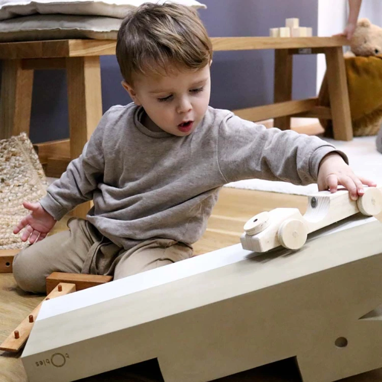 Zabawka-zachęcająca-do-ruchu-Krokodyl-M-bObles-Sand-grey-3.jpg