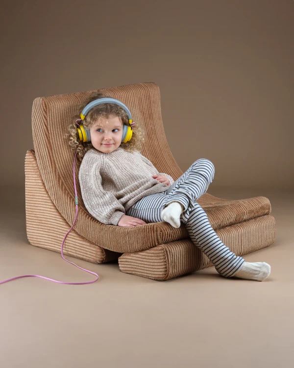 Wygodne siedzisko dla dziecka z certyfikowanych materiałów, łatwe do utrzymania w czystości.