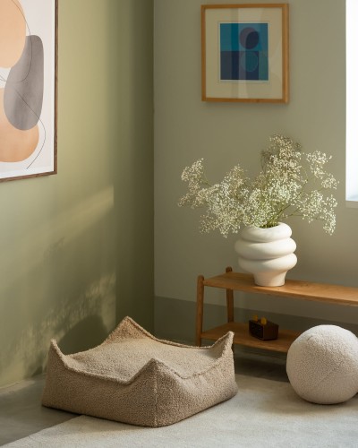 Siedzisko dla dziecka, które może pełnić funkcję podnóżka lub dodatkowego miejsca do siedzenia.