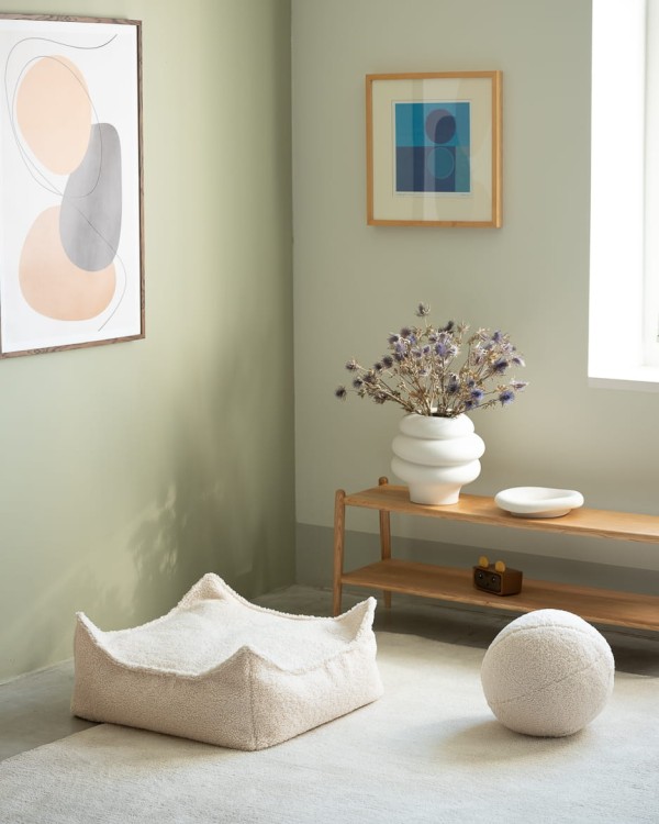 Siedzisko dla dziecka, które może pełnić funkcję podnóżka lub dodatkowego miejsca do siedzenia.