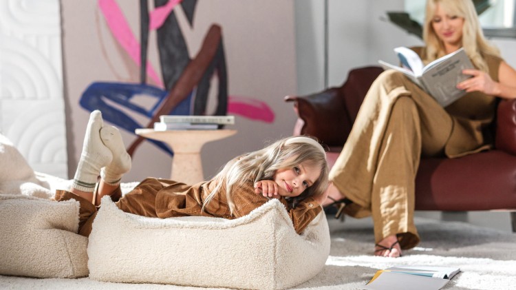 Siedzisko dla dziecka, które może pełnić funkcję podnóżka lub dodatkowego miejsca do siedzenia.