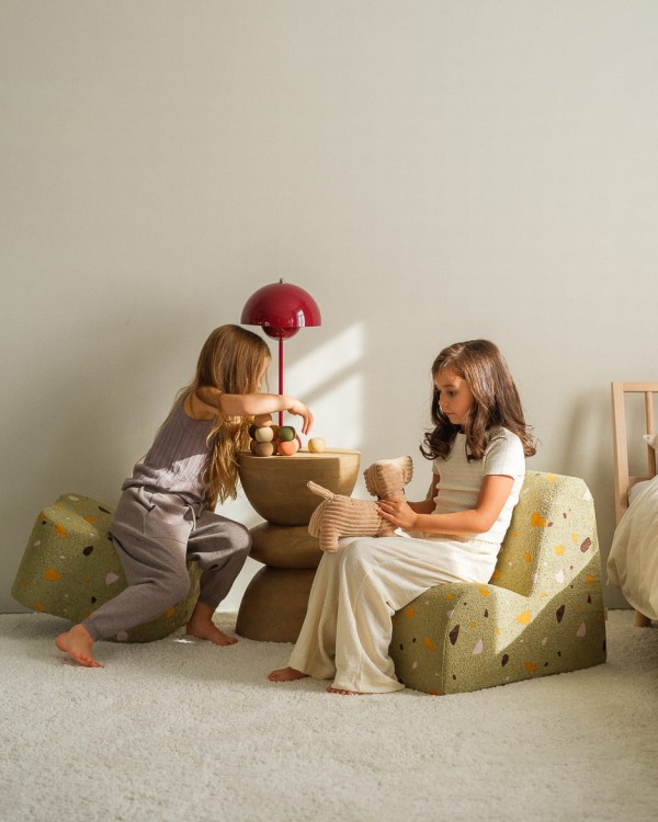 Pufa-fotel Cloud w kolorze Moss Terrazzo to stylowy i praktyczny dodatek do pokoju dziecka.