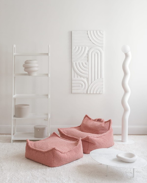 Miękka pufa do pokoju dziecka wykonana z certyfikowanych materiałów.