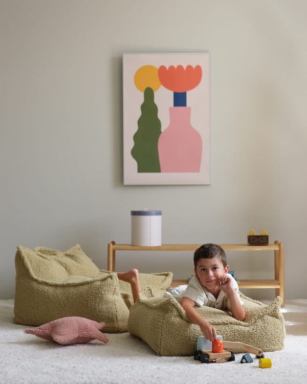 Miękka pufa do pokoju dziecka wykonana z certyfikowanych materiałów.