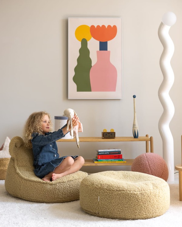 Miękka pufa teddy dla dziecka idealnie sprawdzi się jako siedzisko lub podnóżek.