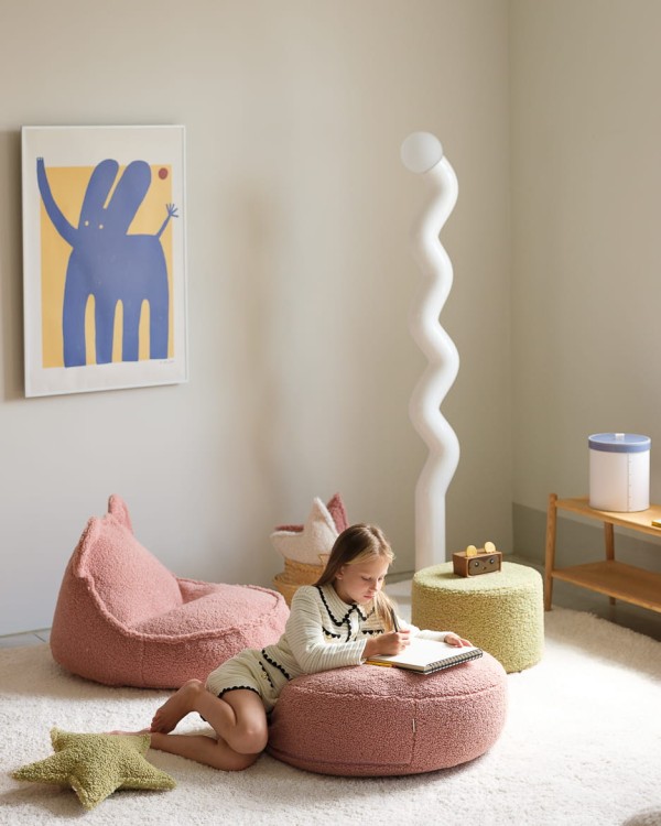 Pufa-fotel Bear w kolorze Guava to stylowy i praktyczny dodatek do pokoju malucha.