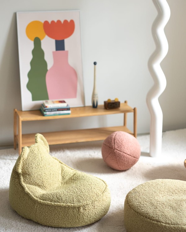 Przytulny mebel dziecięcy z certyfikowanych materiałów, łatwy do utrzymania w czystości.