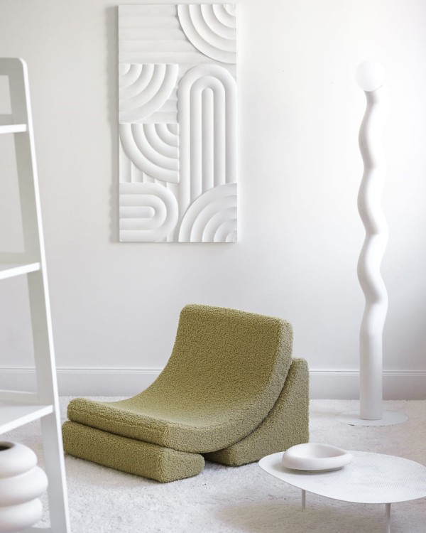 Designerskie siedzisko dziecięce o miękkiej, przyjemnej w dotyku strukturze teddy.