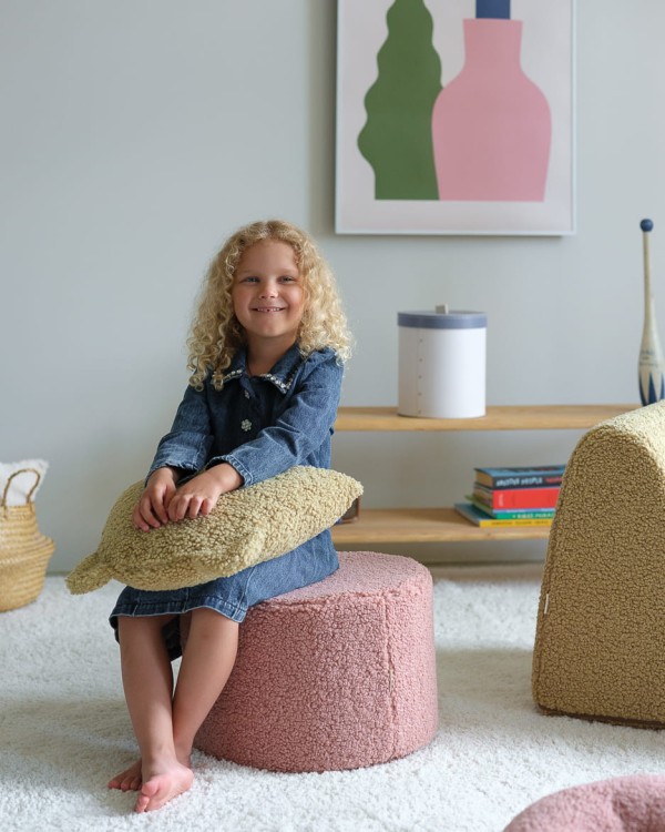 Pufa dla dziecka Wigiwama Guava łączy komfort użytkowania z ponadczasowym designem.