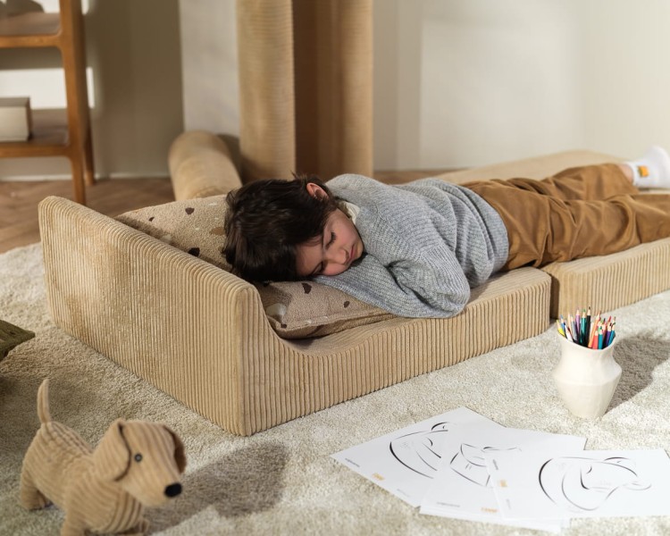 Lekki i wygodny modułowy fotel do pokoju dziecka, łatwy do przenoszenia i ustawiania.