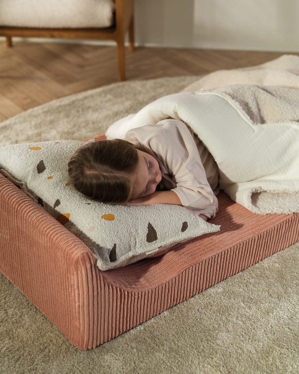 Lekki i wygodny fotel dla dziecka, który łatwo przenieść do różnych pomieszczeń w domu.