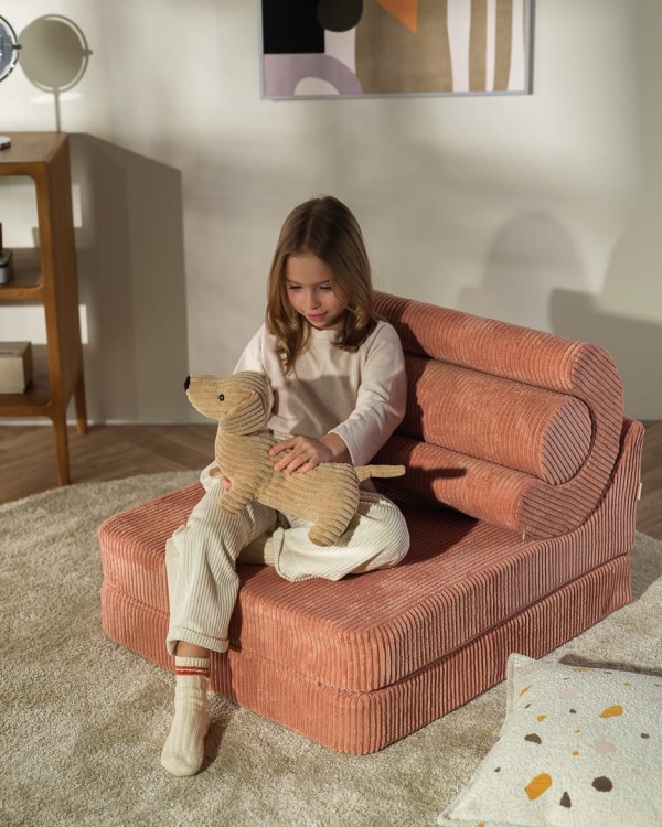 Rozkładany fotel dla dziecka zaprojektowany z myślą o codziennym komforcie i bezpieczeństwie.