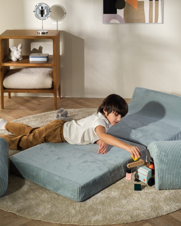 Lekki i wygodny modułowy fotel do pokoju dziecka, łatwy do przenoszenia i ustawiania.