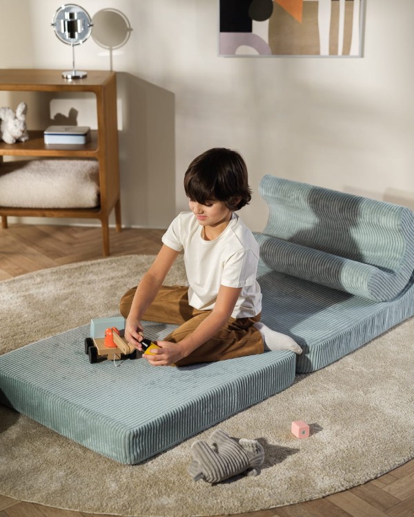 Sztruksowy fotel modułowy dla dzieci wykonany z materiałów z certyfikatami OEKO-TEX® i GRS®.