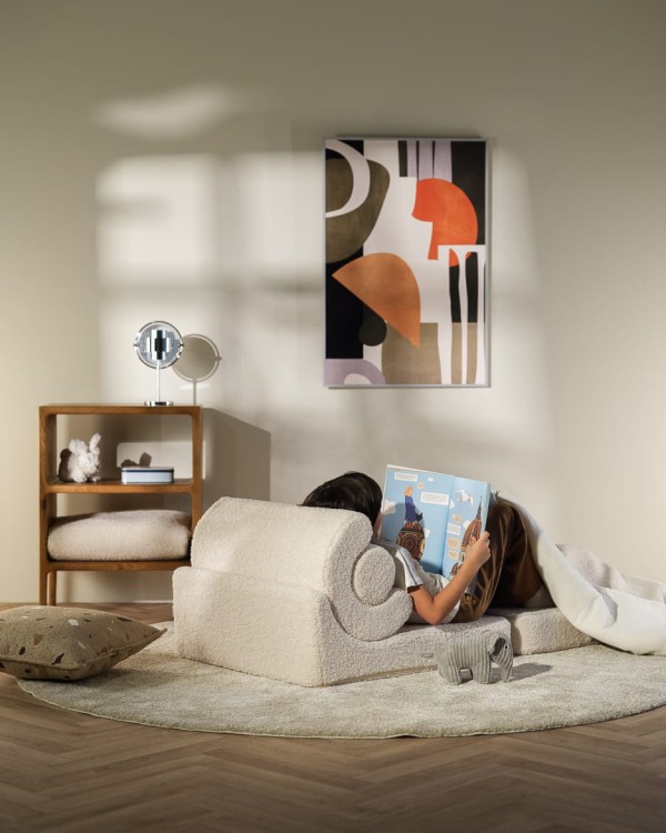 Funkcjonalny mebel dziecięcy łączący komfort siedzenia z możliwością rozłożenia do snu.