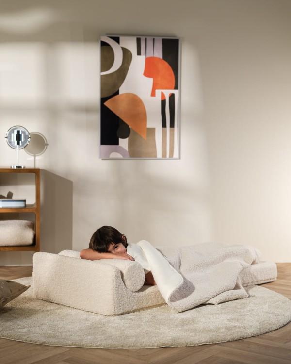 Lekki i wygodny fotel dla dziecka, który łatwo przenieść do różnych pomieszczeń w domu.