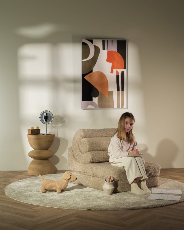 Funkcjonalny mebel dziecięcy łączący komfort siedzenia z możliwością szybkiego rozłożenia do spania.