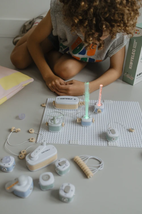 Prosty system połączeń na zatrzaski ułatwia samodzielne budowanie układów.